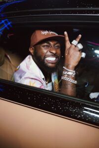 Read more about the article “Pablo Adeleke” – Davido shows off suitcase filled with millions of naira at nightclub (Video)