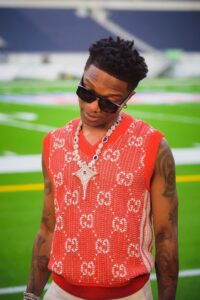 Read more about the article After selling out Tottenham Hotspur stadium, Wizkid declares himself “Grand Dad” (Video)