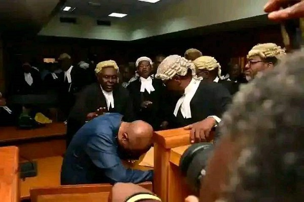 You are currently viewing JUST IN: Emefiele breaks down in tears as arraignment for fraud stalls