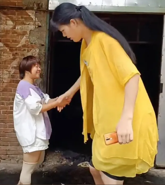 Tragedy as 'World's Tallest Woman' dies at 23